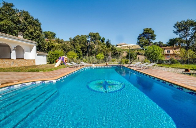 Villa 20 pax with large private pool, garden and barbecue. Outdoor kitchen and dining room. 10 bedrooms. Free WIFI. Vivalidays Villa Genis.