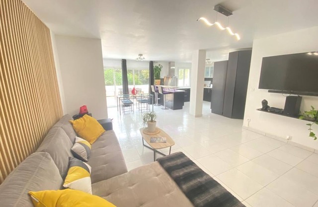 Villa 6 persons/pool/jacuzzi/campagne/terrain de pétanque/15 km Bandol