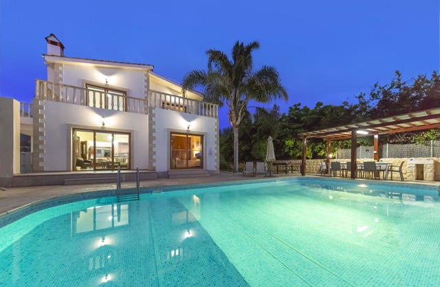 Villa Alasia - a beach villa with heated pool that sleeps 8 guests in 4 bedrooms