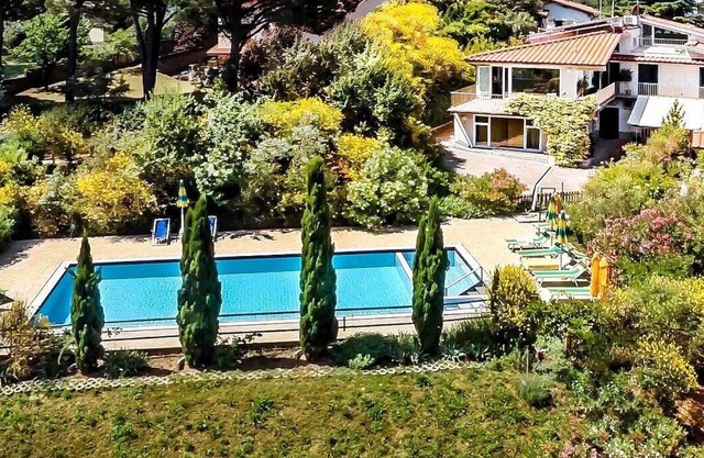 Villa Begonia Grande: A charming two-story apartment that is part of a villa located on top of a small hill, with Free WI-FI.