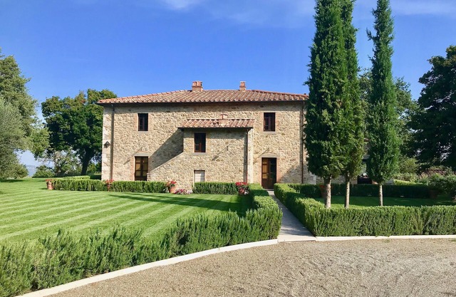 Villa BelSentiero in the Val d'Orcia with infinity pool. Sleeps 10 in 5 rooms