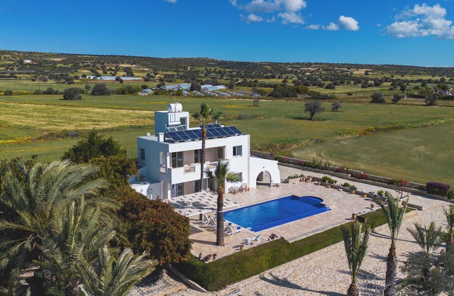 Villa Chrysta - Beachfront 5-Bed Villa With Stunning Pool