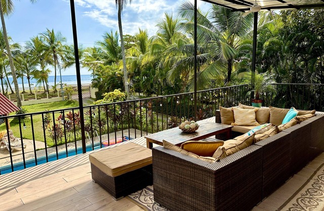 Villa CocoSol Retreat: Spacious Private Home on the Beach
