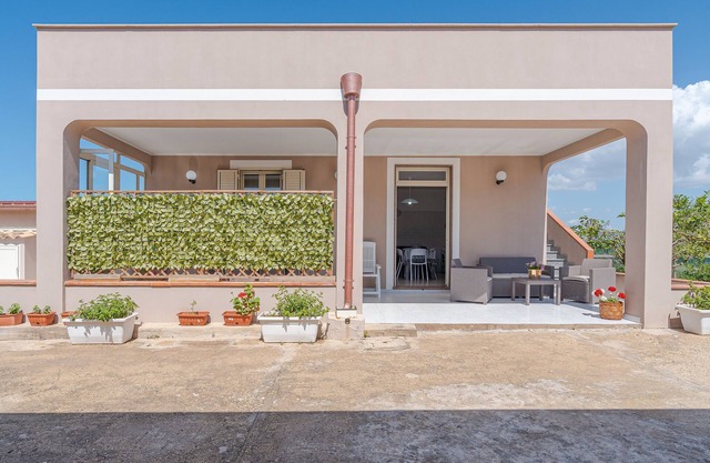 Villa 'Con Tre Camere Da Letto' with Private Terrace, Shared Garden and Air Conditioning