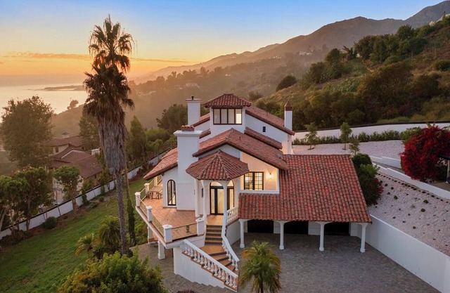 Villa Costera - Tree-Lined Tranquility: 3-Level Entertainer's Dream