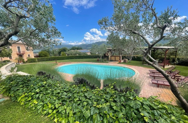 Villa, cottage, Yoga studio + pool in peaceful oasis. Spoleto 10 mins. Rome 1 hr
