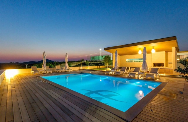 Villa Dalma Platinum - 5 Bedroom Villa - Sauna - Tennis Court - Gym - Rural.