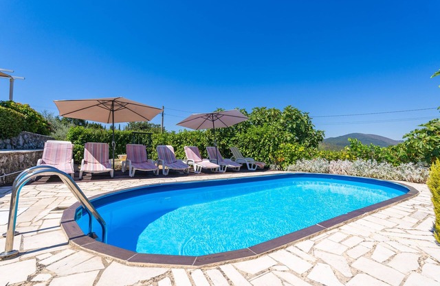 Villa Desin - Three Bedroom Apartment with Terrace and Garden View