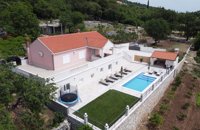 Villa Dragić- Four Bedroom Villa with Swimming Pool, Terrace and Sea View