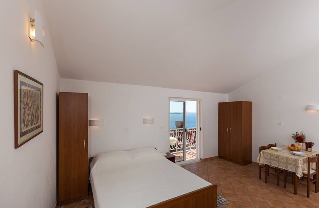 Villa Dubravka - Premium Studio Apartment with Balcony and Sea View (Apartman 2)