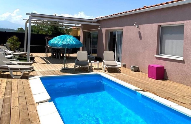 Villa Entièrement Climatisée, Piscine, Terrain de Pétanque, à 3 km du lac de Vinça, 35 km De