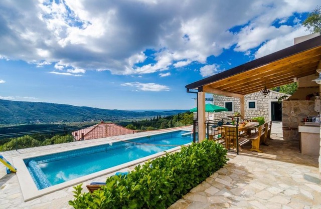 Villa Falcon Rook