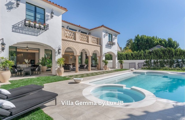Villa Gemma by LuxJB 🏆 New Beverly Hills Flats Mansion 🏆 Steps from Rodeo Drive