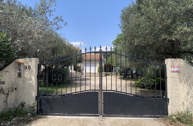 Villa in a dead end, quiet, very well located.