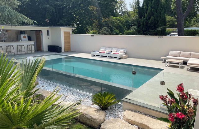 Villa in a private estate, swimming pool with beach (overflow)