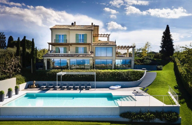 Villa in Civitanova Alta with 6 bedrooms sleeps 12