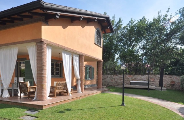 Villa in Forte dei Marmi with hot tub in the garden, gym, sauna, wifi