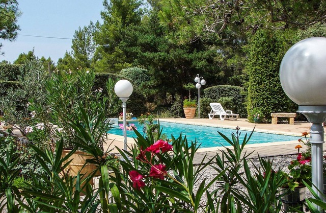 Villa in the heart of nature, with swimming pool, near Aix-en-Pce.