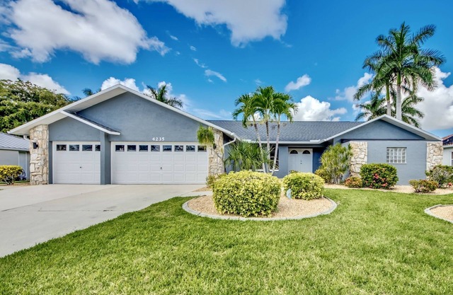 Villa Journey - newly renovated, large pool, adjoining small park with lake