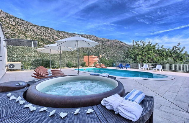 Villa La Mer - modern villa near Dubrovnik for twelve guests with a pool