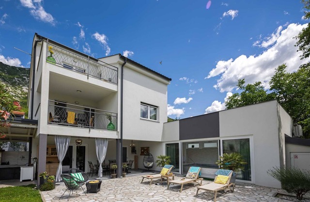 Villa Lake & Sea - with 4 bedrooms for 8 guests and an indoor pool
