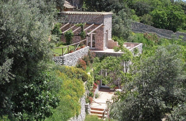 Villa Lantana: A characteristic and welcoming two-story independent house built on the sloping cliff in front of the sea, with Free WI-FI.