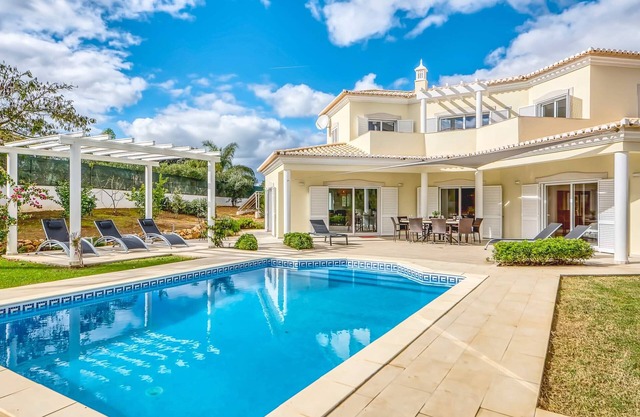 Villa Larissa, luxury private villa, 4 bedrooms, Portimão countryside, private pool