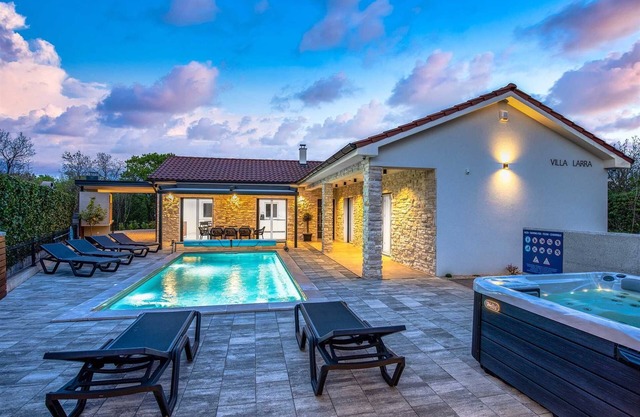 Villa Larra with heated pool & Jacuzzi