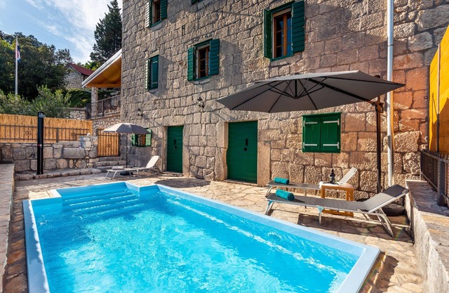 Villa Lazini Dvori - Two Bedroom Stone House Villa with Private Pool