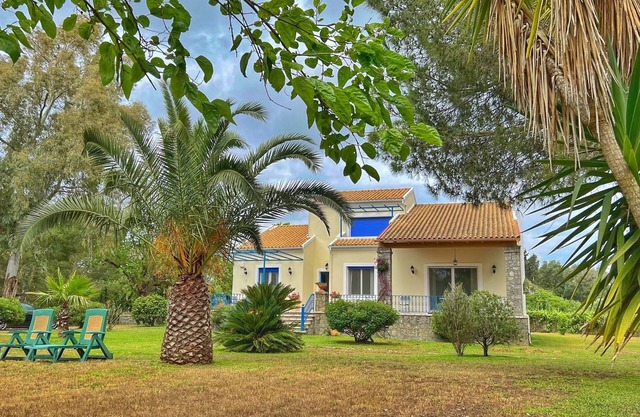 Villa Lefka - Stunning Seaside villa in Corfu with Private Lush Gardens