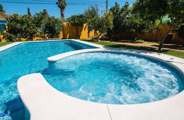 Villa Los Naranjos, oasis with jacuzzi 15 minutes from Seville