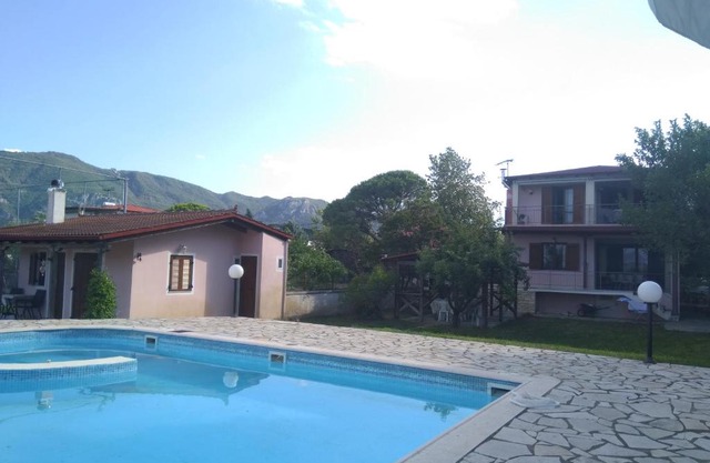 Villa Marinos - συγκρότημα με πισίνα, γήπεδο, τζακούζι, μπαρ, ψησταριά