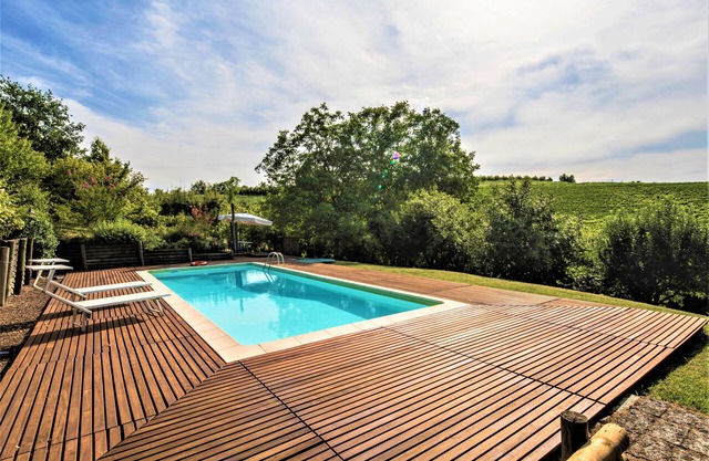 Villa Mezzaluna with private pool, A/C, Wi-fi on the Langhe hills, 5km from Alba
