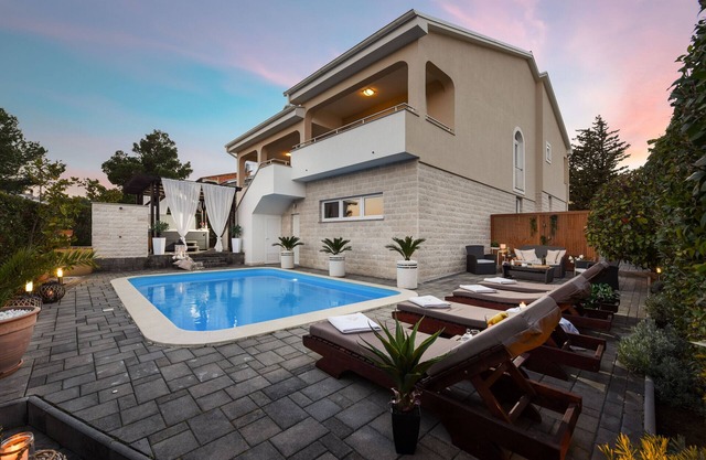 Villa next to the sea, private heated pool,ensuite bathroom