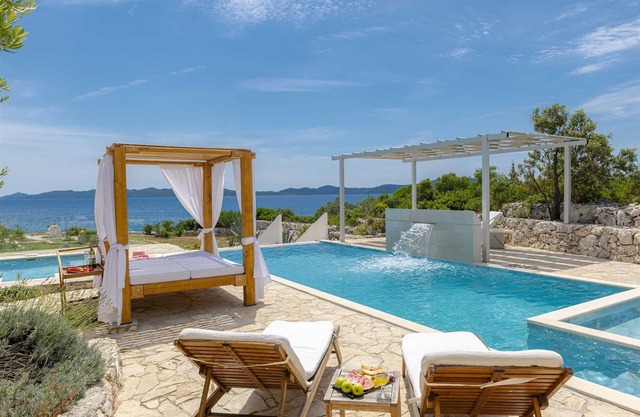 Villa Oasis, 5 bedrooms, heated Pool, Jacuzzi, BeachFront