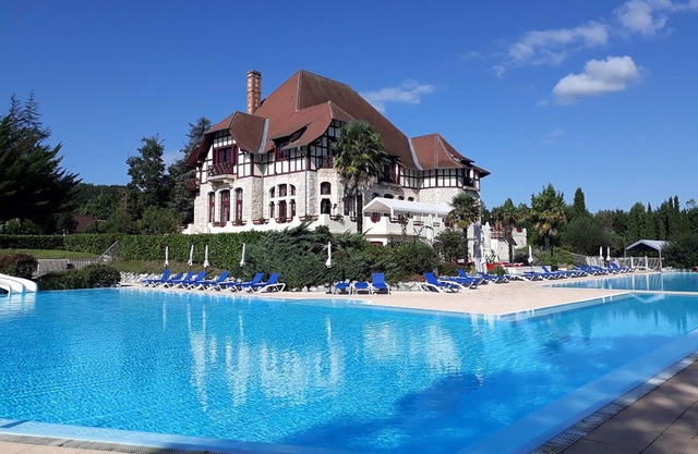 Villa on estate with 2 swimming pools