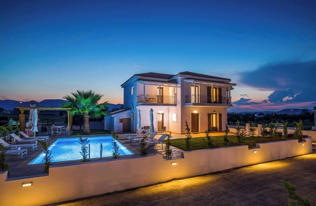 Villa Orchard - Fabulous Modern Holiday Villa Among the Vineyards and Orchards