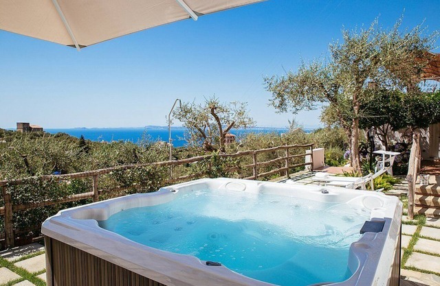 Villa Palmarosa: A characteristic and welcoming three-story villa situated in a quiet location, a few minutes from the town center, with Free WI-FI.