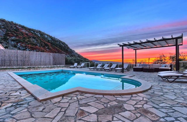Villa Pave Hilltop - six bedroom, pool, jacuzzi, for up to 16