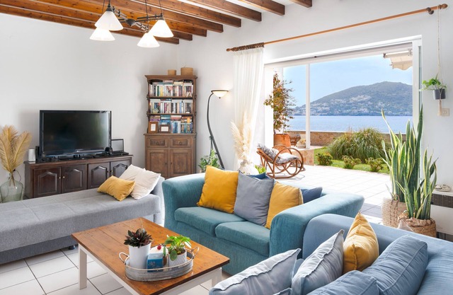 Villa 'Peristeri' with Sea View, Wi-Fi and Air Conditioning