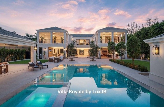 Villa Royale by LuxJB 🏆 9 BDR Mansion w Pickleball Basketball Court & Mini Golf