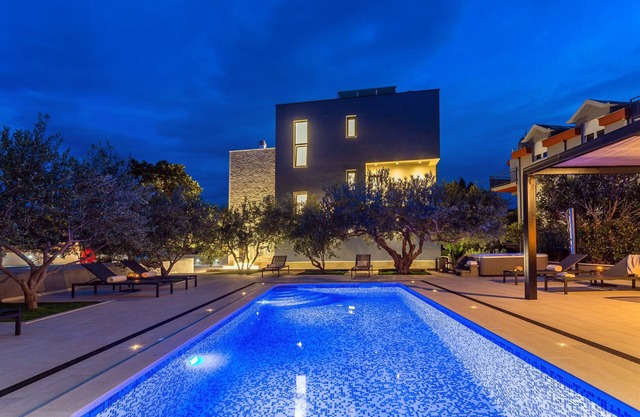 Villa Topaz with heated pool, 5 bedrooms, jacuzzi, sauna, gym, sandy beach 90m