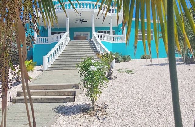 Villa Turquoise Curaçao: Central location, elevated with great views.