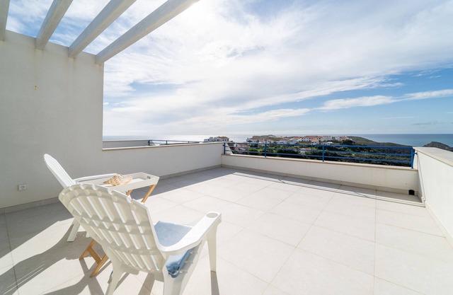 Villa 'Vale Terra Mar' close to the Beach with Sea View, Terrace & Wi-Fi