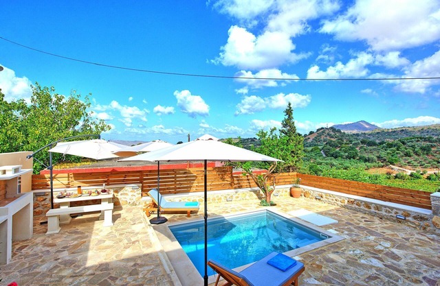 Villa Vicilla – Inland Crete vacation villa with pool, Greece