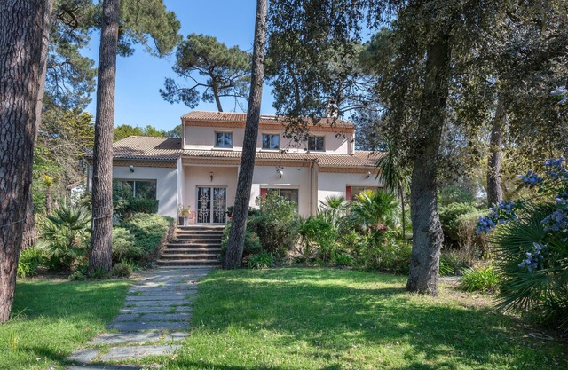 Villa with jacuzzi - 15 pers. 350m from the beach