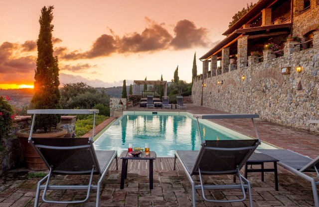 Villa with 20 beds divided into 5 apartments