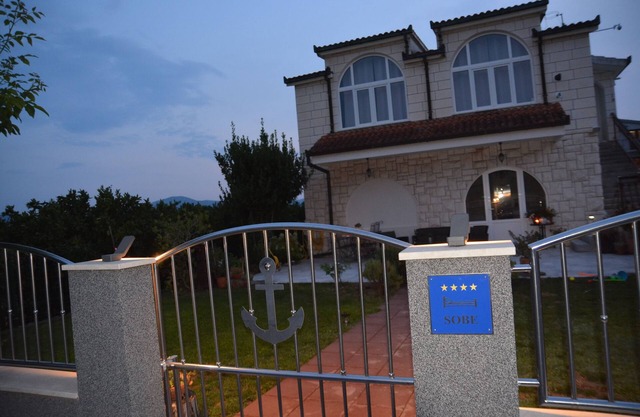 VILLA with 3 luxory rooms for rent with kitchen and laundry. on the main road.