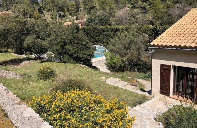 Villa with swimming pool in Provence Verte