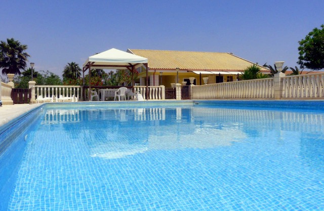 Villa with garden and swimming pool very close to the beach